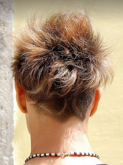 Tył fryzury krótkiej, uniesione i utrwalone cieniowane włosy i fajny wzorek na głowie, uczesanie damskie zdjęcie numer 69